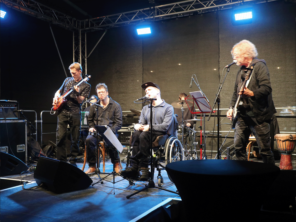 Die Band Bitte Lächeln! auf der Bühne