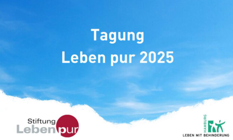 Text "Tagung Leben pur 2025" vor blauem Himmel
