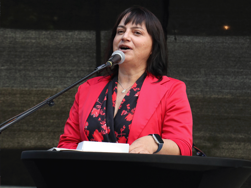 Romy Tornow vom Bundesverband für körper- und mehrfachbehinderte Menschen hält eine Rede