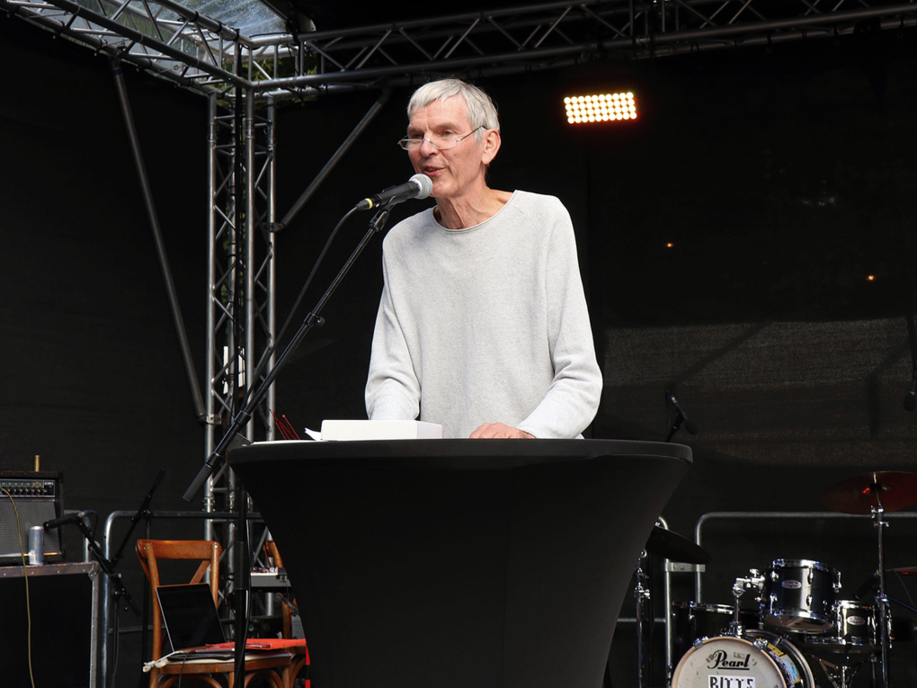 Christian Lührs, Vorsitzender des Elternvereins, hält eine Rede
