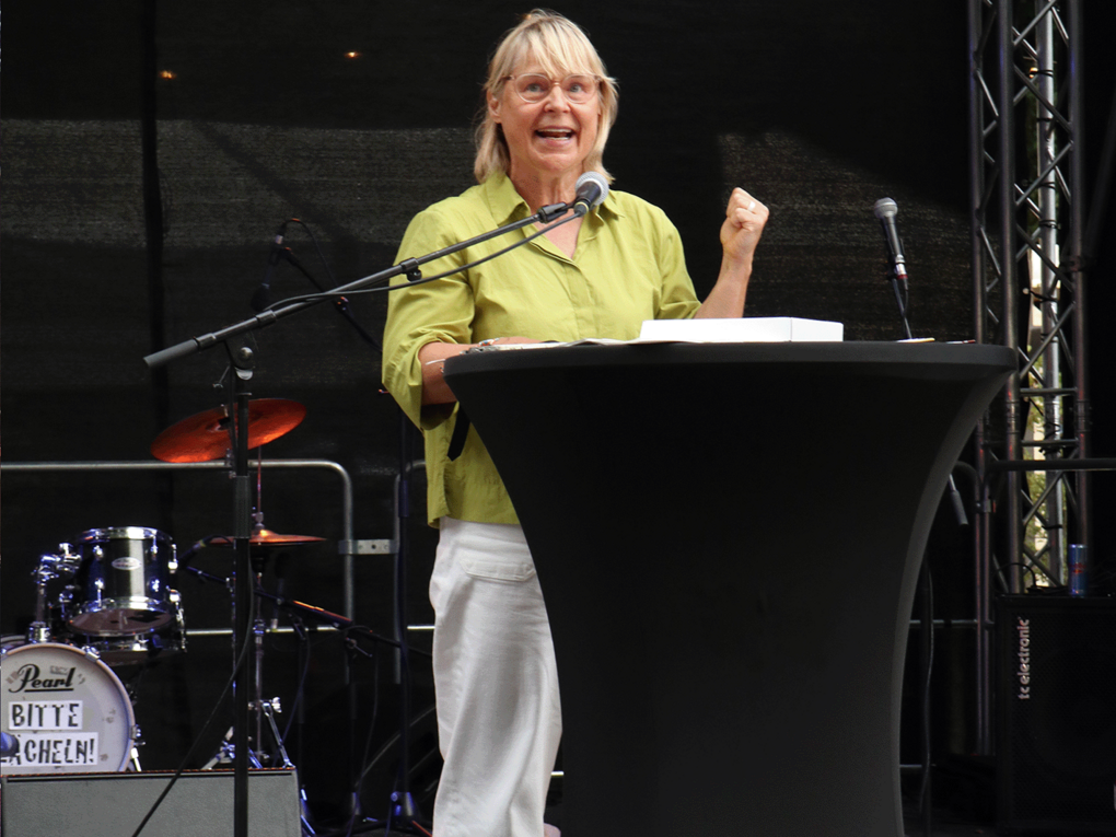 Kristin Alheit vom Paritätischen Hamburg hält eine Rede
