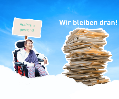 Person in Rollstuhl mit Schild "Assistenz gesucht!" Davor ein Aktenstapel mit Überschrift "Wir bleiben dran!"