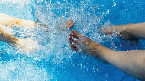 Bild von Beinen im Wasser