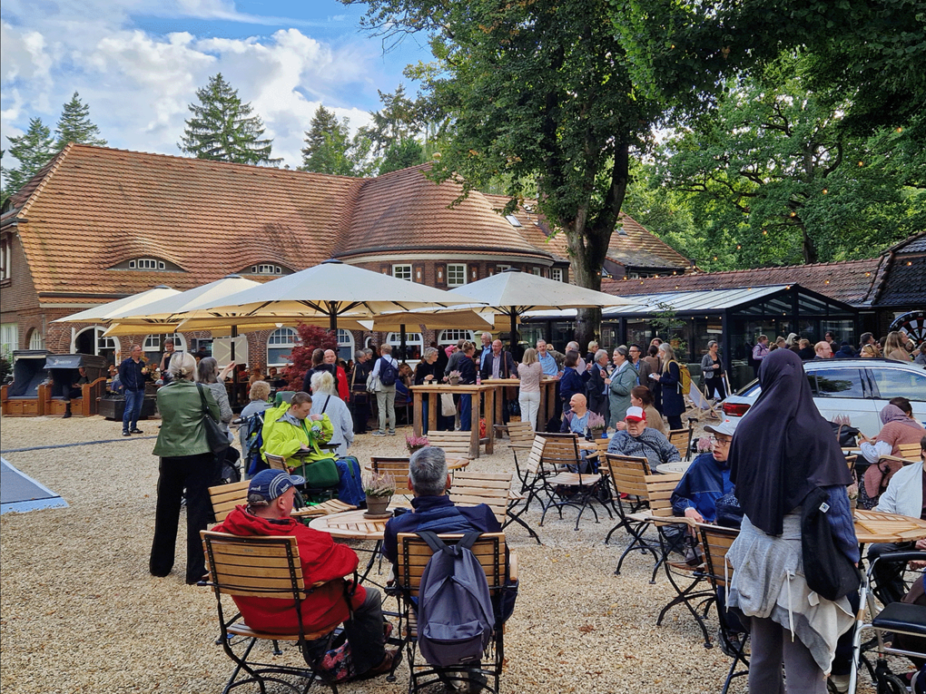 Gäste beim Jubiläumsfest im Landhaus Walter