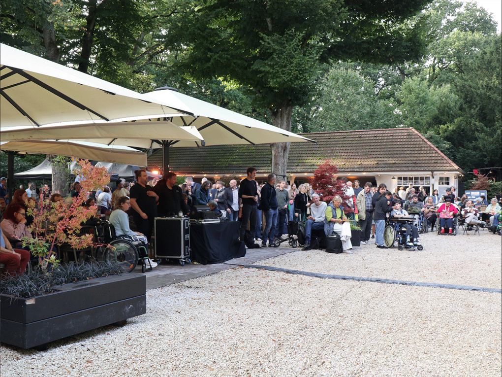 Gäste beim Jubiläumsfest im Landhaus Walter